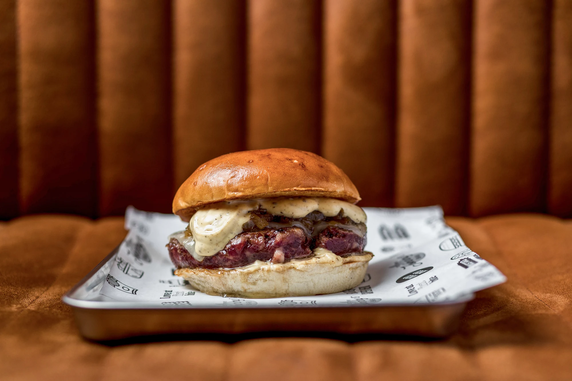 Burger Doble doble trufa servida en bandeja en el local