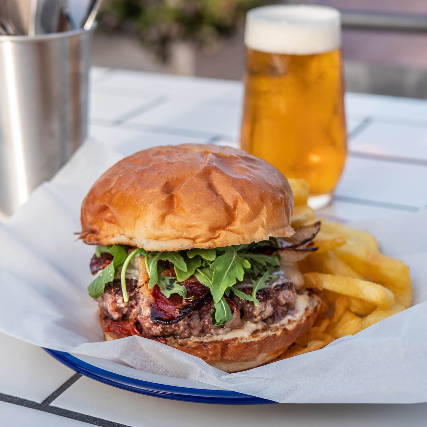 Johnny's Bar Burgers y platos auténticos